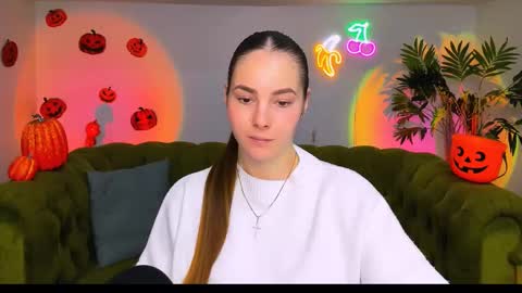 Snapshot of _cuddle_bug_ chatting on November 8, 6:24 am Erika online show from November 8, 6:24 am