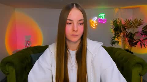 Snapshot of _cuddle_bug_ chatting on December 4, 8:17 pm Erika online show from December 4, 8:17 pm