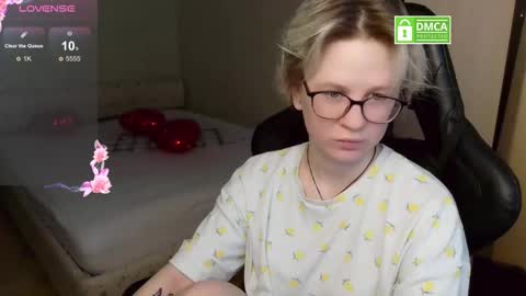 Snapshot of _elven_dreams__ chatting on February 23, 8:33 am chloue and Gretta online show from February 23, 8:33 am