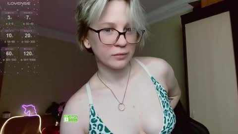 Snapshot of _elven_dreams__ chatting on March 28, 7:24 pm chloue and Gretta online show from March 28, 7:24 pm