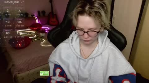 Snapshot of _elven_dreams__ chatting on April 5, 5:21 pm chloue and Gretta online show from April 5, 5:21 pm