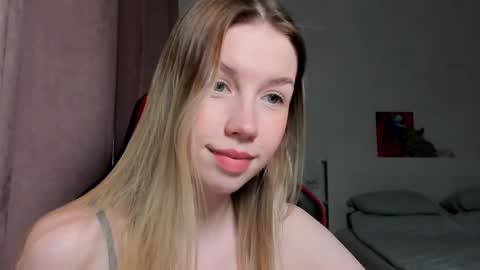 Snapshot of _emiliaaa chatting on January 6, 9:46 am Emi online show from January 6, 9:46 am