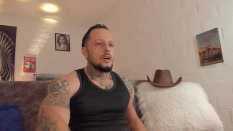 Snapshot of _emilio_escobar chatting on February 14, 9:39 am Emilio online show from February 14, 9:39 am