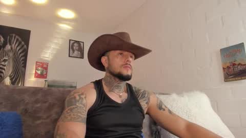 Snapshot of _emilio_escobar chatting on February 17, 9:39 am Emilio online show from February 17, 9:39 am