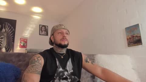 Snapshot of _emilio_escobar chatting on February 20, 9:32 am Emilio online show from February 20, 9:32 am