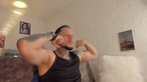 Snapshot of _emilio_escobar chatting on February 25, 6:01 am Emilio online show from February 25, 6:01 am