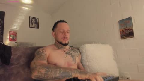 Snapshot of _emilio_escobar chatting on March 9, 9:35 am Emilio online show from March 9, 9:35 am