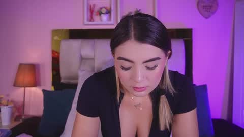 Snapshot of _emily_r chatting on June 18, 12:09 pm Isabella online show from June 18, 12:09 pm