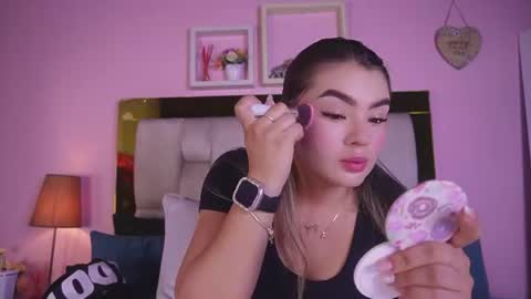 Snapshot of _emily_r chatting on June 19, 12:09 pm Isabella online show from June 19, 12:09 pm