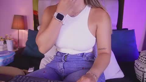 Snapshot of _emily_r chatting on June 20, 12:08 pm Isabella online show from June 20, 12:08 pm