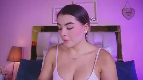 Snapshot of _emily_r chatting on June 22, 12:02 pm Isabella online show from June 22, 12:02 pm