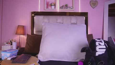 Snapshot of _emily_r chatting on June 30, 12:06 pm Isabella online show from June 30, 12:06 pm