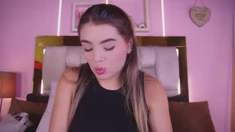Snapshot of _emily_r chatting on July 1, 2:18 pm Isabella online show from July 1, 2:18 pm