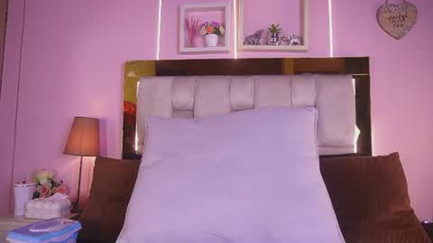 Snapshot of _emily_r chatting on July 7, 12:09 pm Isabella online show from July 7, 12:09 pm