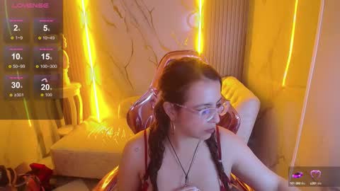 Snapshot of _evoni_b chatting on October 7, 12:57 pm evoni online show from October 7, 12:57 pm