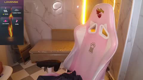 Snapshot of _evoni_b chatting on October 9, 12:58 pm evoni online show from October 9, 12:58 pm