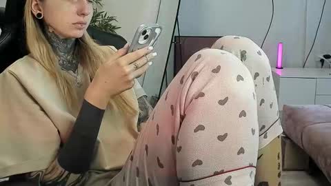 Snapshot of _feralberry__ chatting on September 25, 9:02 am Alis online show from September 25, 9:02 am