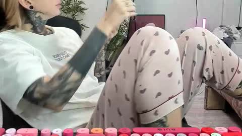 Snapshot of _feralberry__ chatting on September 28, 7:58 am Alis online show from September 28, 7:58 am