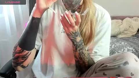 Snapshot of _feralberry__ chatting on September 30, 9:25 am Alis online show from September 30, 9:25 am