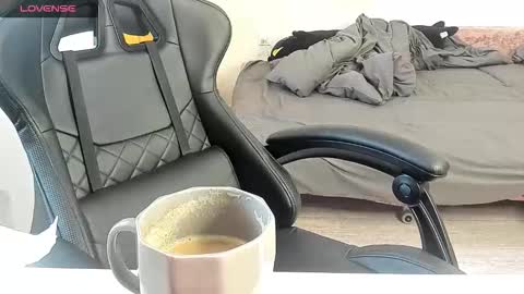 Snapshot of _feralberry__ chatting on October 8, 7:39 am Alis online show from October 8, 7:39 am