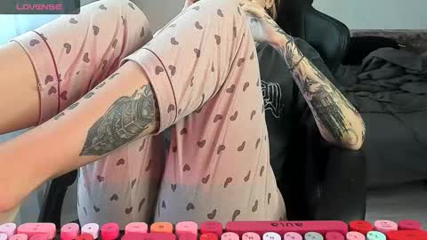 Snapshot of _feralberry__ chatting on October 13, 8:03 am Alis online show from October 13, 8:03 am