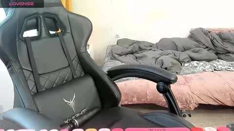 Snapshot of _feralberry__ chatting on October 16, 6:58 am Alis online show from October 16, 6:58 am