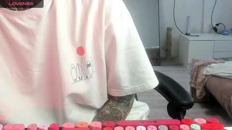 Snapshot of _feralberry__ chatting on October 24, 8:33 am Alis online show from October 24, 8:33 am