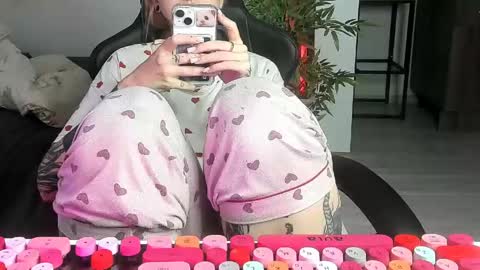 Snapshot of _feralberry__ chatting on May 31, 7:48 am Alis online show from May 31, 7:48 am