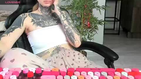 Snapshot of _feralberry__ chatting on June 3, 7:00 am Alis online show from June 3, 7:00 am