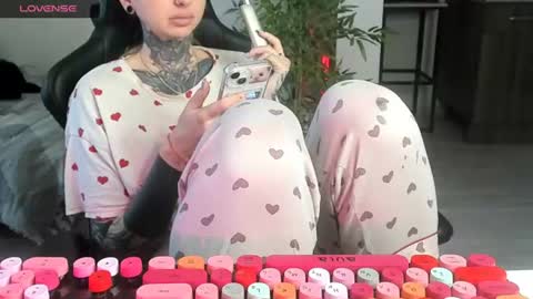 Snapshot of _feralberry__ chatting on June 14, 6:15 am Alis online show from June 14, 6:15 am