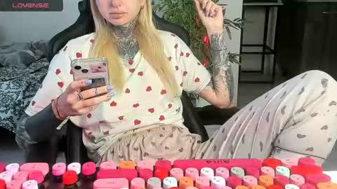 Snapshot of _feralberry__ chatting on June 15, 6:37 am Alis online show from June 15, 6:37 am