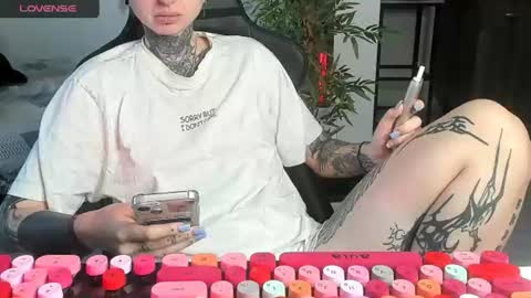 Snapshot of _feralberry__ chatting on June 23, 6:33 am Alis online show from June 23, 6:33 am