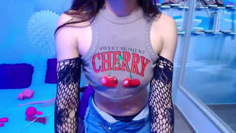 Snapshot of _gold_strawberry_ chatting on May 5, 9:50 am _gold_strawberry_ online show from May 5, 9:50 am