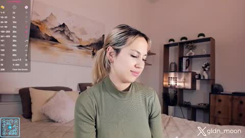 Snapshot of _golden_moon_ chatting on September 23, 7:11 am Rina online show from September 23, 7:11 am