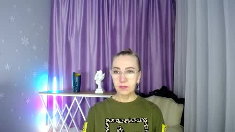 _greybunny_ online show from September 9, 8:14 am
