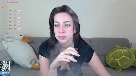 Snapshot of _halllseyyy_ chatting on September 18, 9:33 am Hi everybody my name is Halsey online show from September 18, 9:33 am