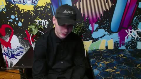 _happydayleon_ online show from September 22, 5:04 pm