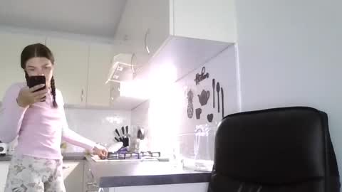 Snapshot of _hidden_frommymoom_ chatting on June 28, 7:36 am Criss4u online show from June 28, 7:36 am
