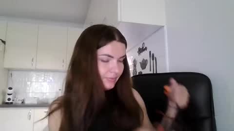 Snapshot of _hidden_frommymoom_ chatting on July 6, 9:06 am Criss4u online show from July 6, 9:06 am