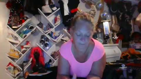 _hitgirly_ online show from May 7, 4:18 am