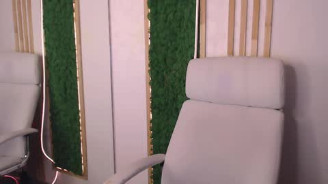 _honeyberry_ online show from April 9, 9:20 pm