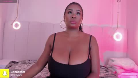 Snapshot of _huge_boobs_ebony chatting on October 3, 7:33 pm Darlis  online show from October 3, 7:33 pm