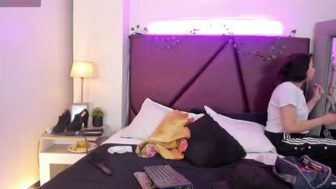 Snapshot of _isabella_2 chatting on December 17, 3:17 pm Isa online show from December 17, 3:17 pm