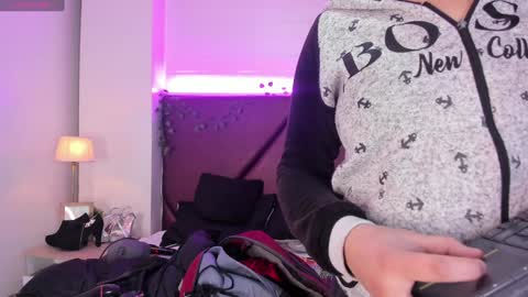 Snapshot of _isabella_2 chatting on December 30, 1:58 pm Isa online show from December 30, 1:58 pm