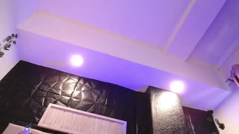 Mia online show from December 9, 4:47 pm