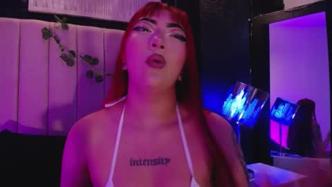 Mia online show from December 27, 1:50 pm