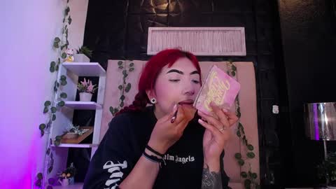 Mia online show from February 3, 2:02 pm