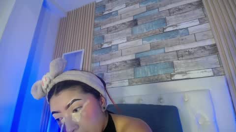 Mia online show from March 31, 1:22 pm