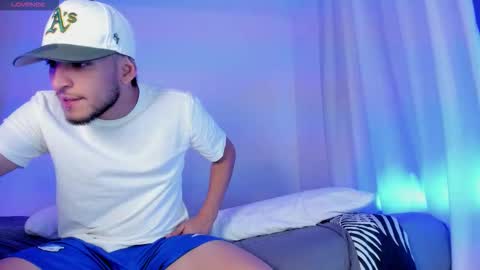 Snapshot of _kevin_xxx chatting on December 4, 6:23 am online show from December 4, 6:23 am