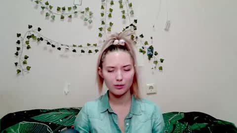 _kikiclark_ online show from December 5, 3:30 pm